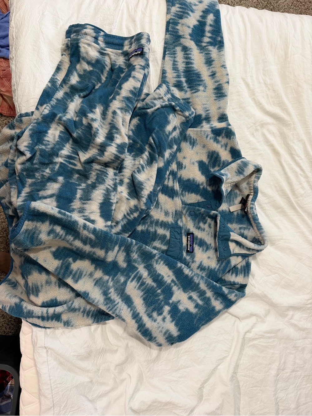 Women’s Patagonia fleece pullover and sweatpants set blue tie-dye